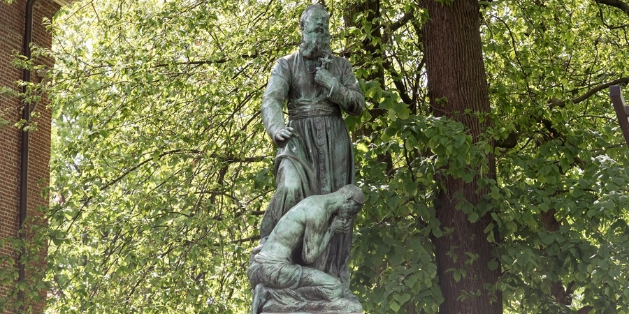 Standbeeld van Pater De Deken op de Bist